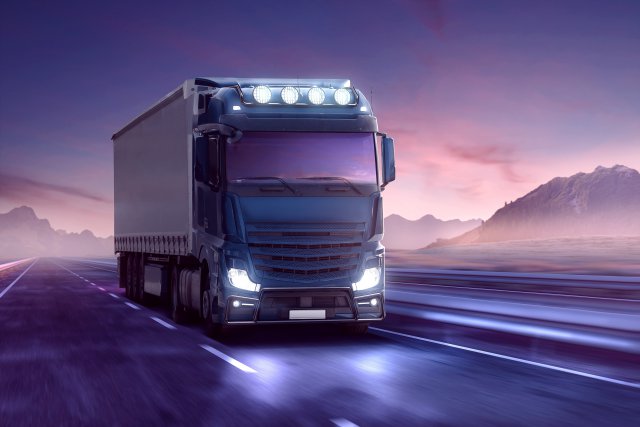 LKW auf Autobahn während der blauen Stunde